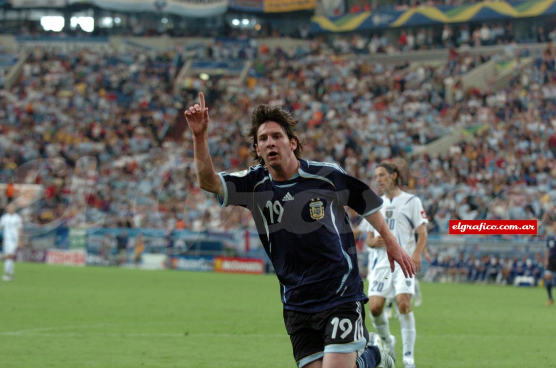 Imagen Messi debutó en los mundiales y le marcó a Serbia y Montenegro.