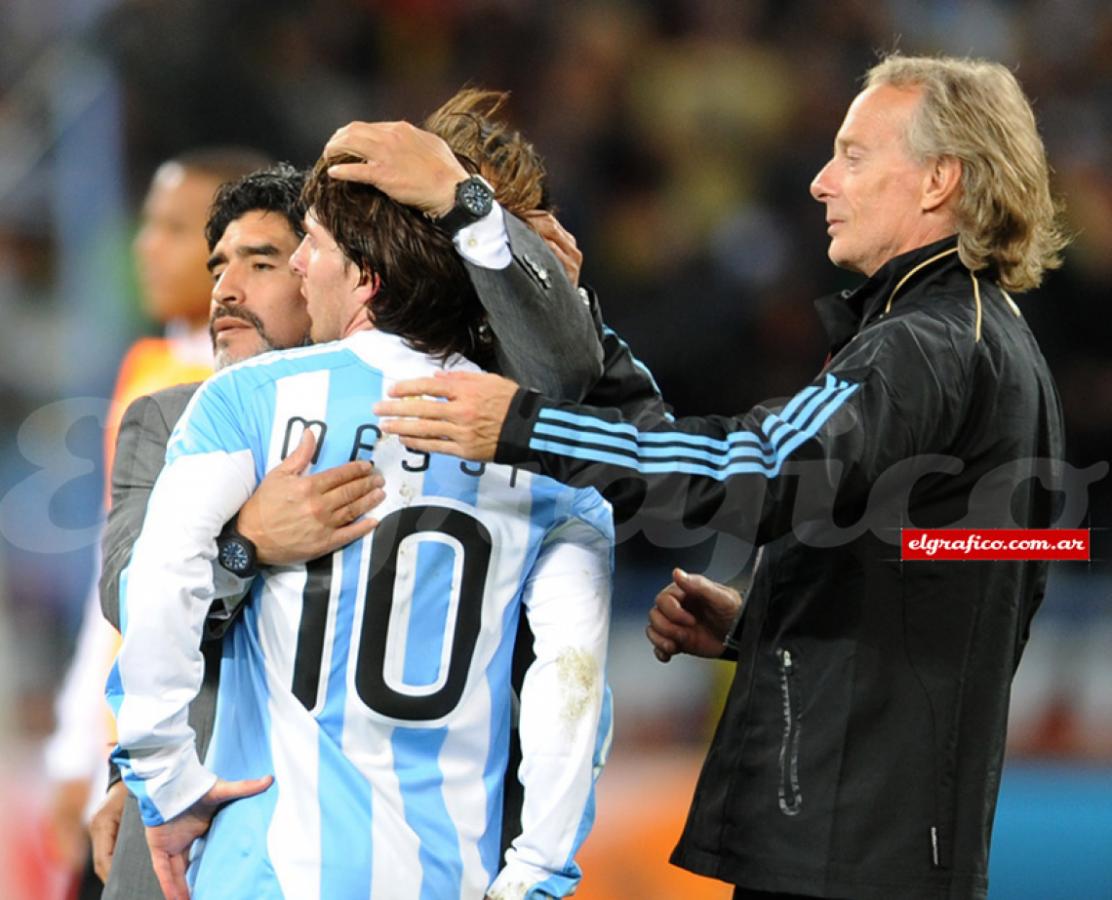 Maradona abraza a Messi tras una dolorosa eliminación frente a Alemania.