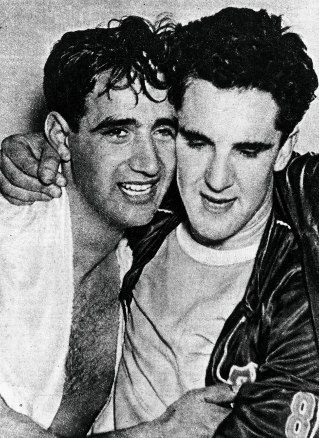 Imagen GLORIA. Abrazo con Ricardo González tras el Mundial de 1950 donde Argentina fue Campeón. "Era el mejor jugador argentino y uno de los mejores del Mundo" decía González de Pillín