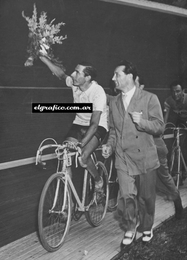 Imagen Vuelta de honor como ganador del Giro de Italia. La dio cinco veces. Y dos al Parc des Princes de París, como vencedor del Tour de Francia. 