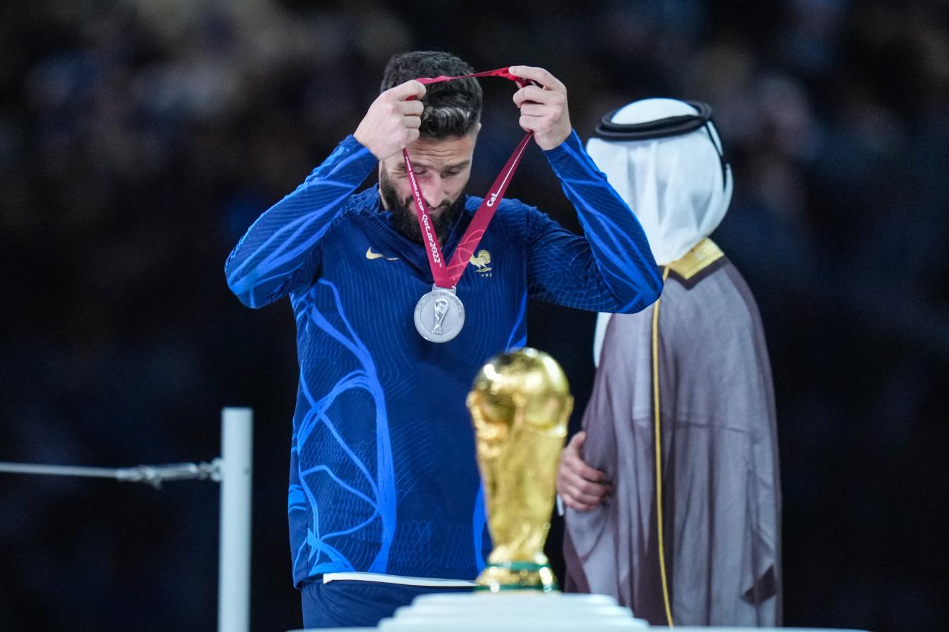 Imagen Olivier Giroud se quita la medalla del segundo puesto tras la final con Argentina. Foto: AFP