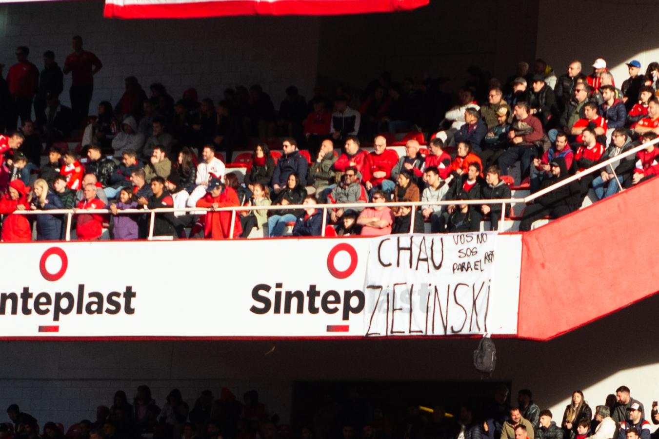 Imagen "Chau Zielinski", los hinchas manifestaron su descontento con el entrenador en el último partido ante Boca 