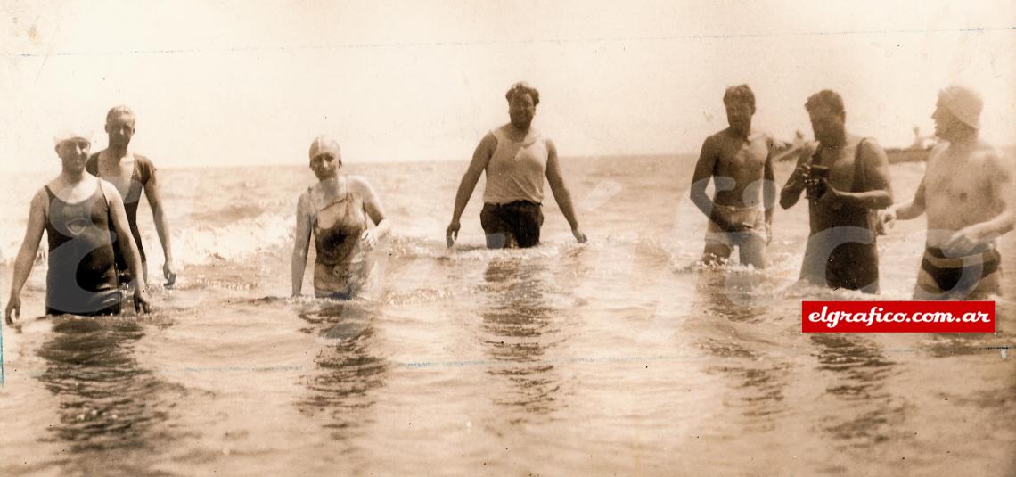 Imagen Diciembre 1923. Lilian al hacer pie en tierra argentina luego de cruzar a nado el Río de la Plata.
