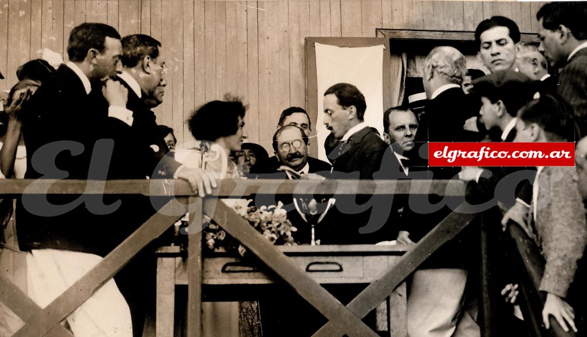 Diciembre 1923. Entrega a Lilian del premio “El Gráfico”, en el club náutico de San Isidro.