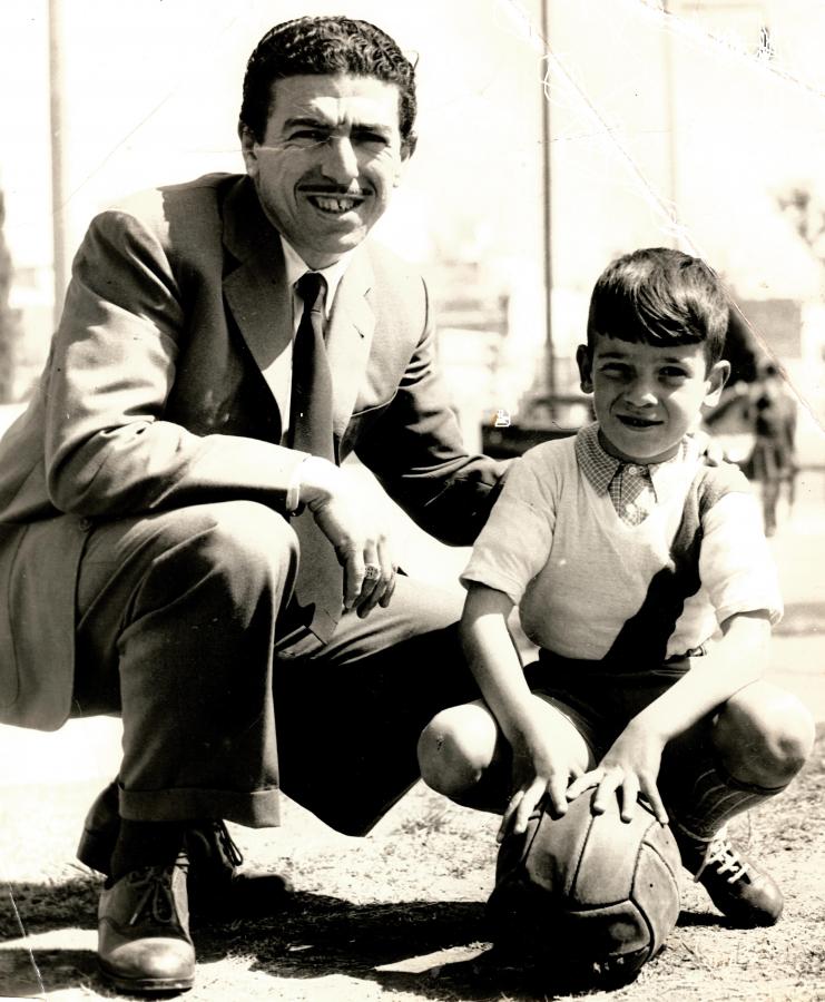 Entrañable imagen de Ángel con su hijo mayor Daniel, fallecido prematuramente en 1969 cuando asomaba en la primera de River.