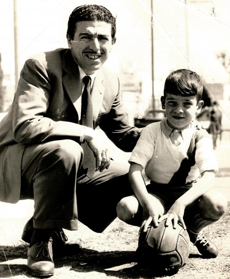 Imagen Entrañable imagen de Ángel con su hijo mayor Daniel, fallecido prematuramente en 1969 cuando asomaba en la primera de River.