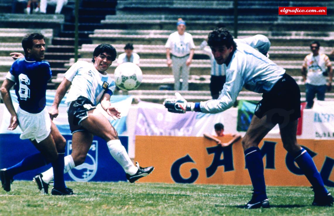 Imagen Cátedra de conducción de pelota a cargo de un jugador genial: Diego Armando Maradona. Corporizó como nadie al hombre que inventa todo de media cancha hasta el arco contrario. 