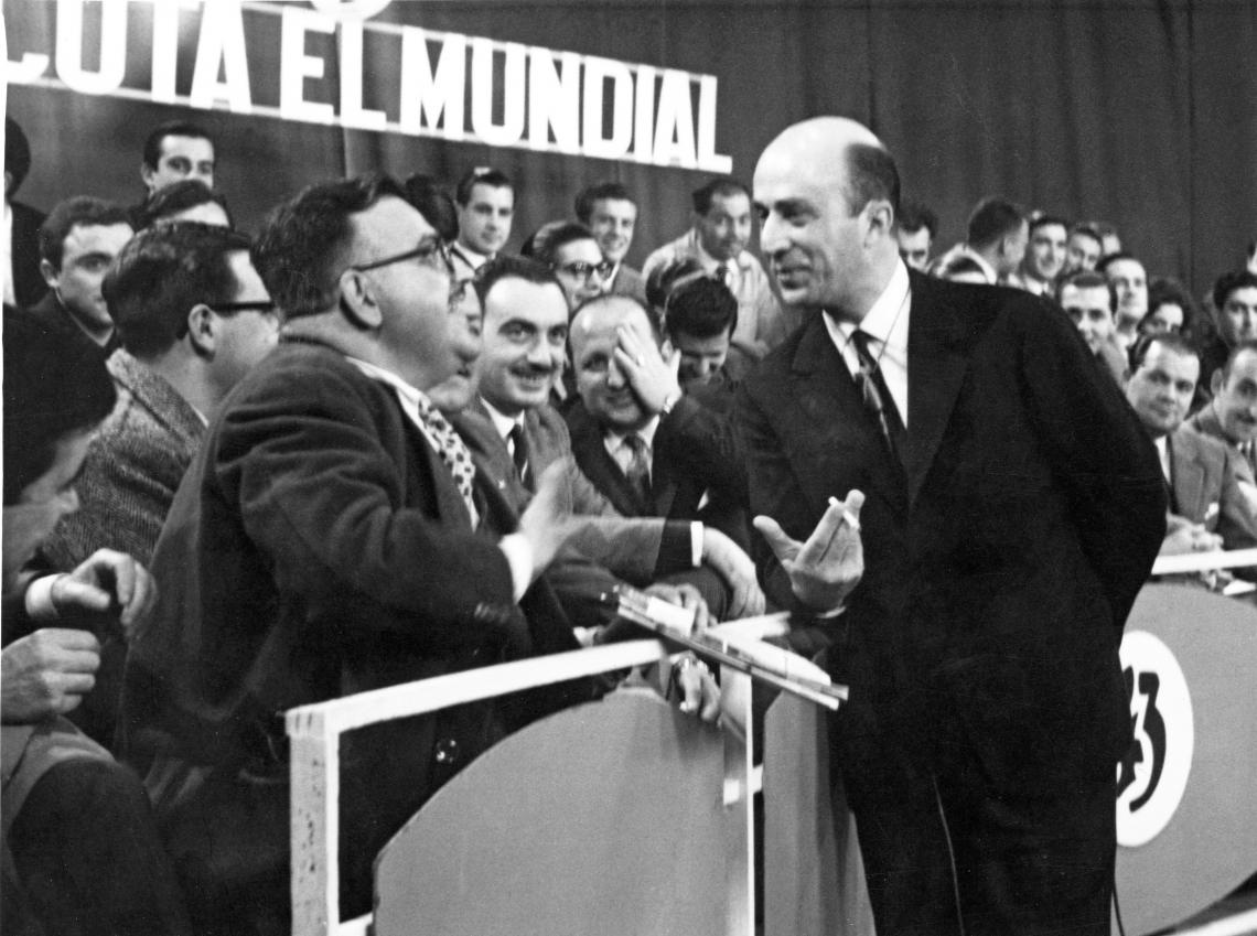 Dante Panzeri conduciendo en la televisión.