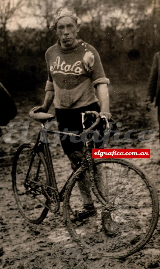 Imagen Embarrado con la ropa rota y casi dormido, así llegó Adolfo Pompei a la meta de la carrera ciclística Rosario - Buenos Aires.