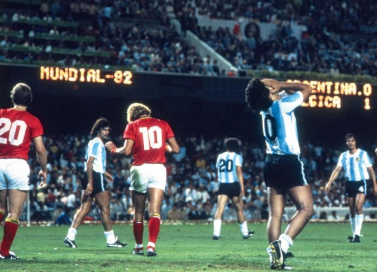 Imagen Maradona, en su partido debut en un Mundial: la inesperada derrota 1-0 ante Bélgica.