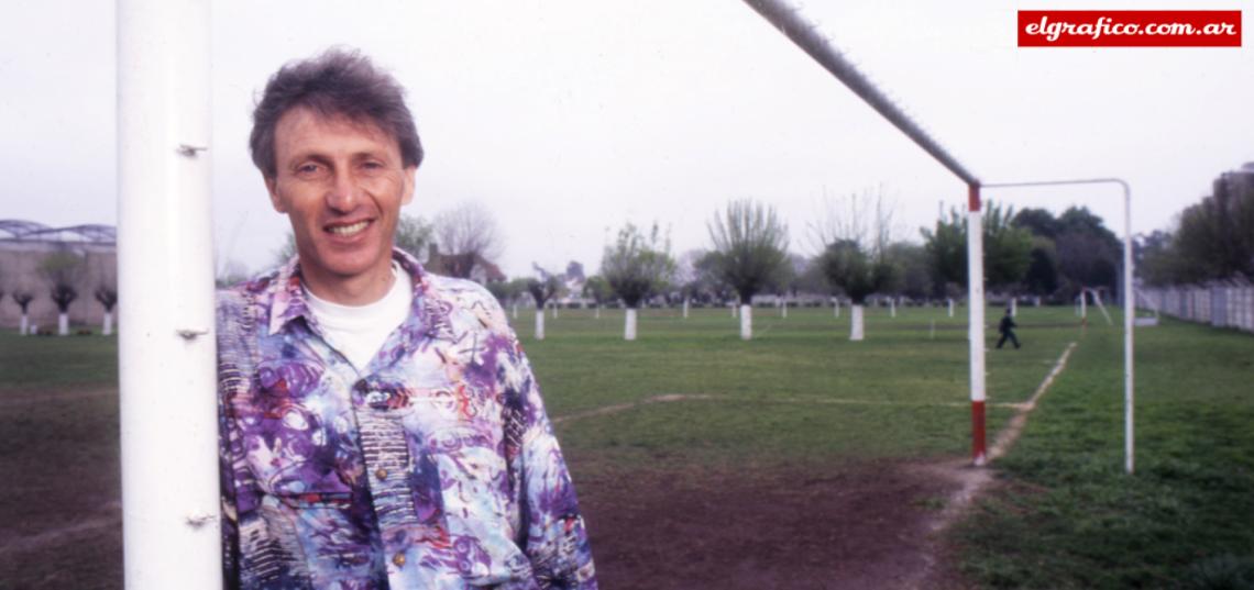 Imagen El 22 de septiembre de 1994 Pekerman firmó contrato con la AFA.