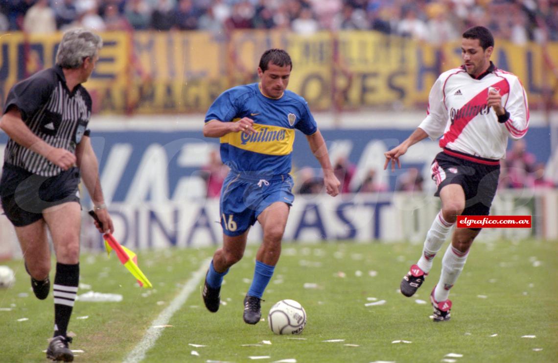 Imagen El Chelo enfrentando al colombiano Yepes. En dos etapas en Boca ganó 3 torneos locales, 3 Libertadores, 1 Intercontinental , una Sudamericana y dos Recopas. 