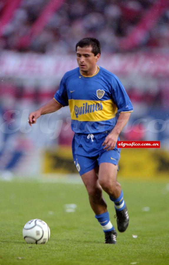 Imagen Marcelo Alejandro Delgado nació en 1973 en Capitán Bermúdez, provincia de Santa Fe. Surgió en Rosario Central donde jugó hasta el 94.  