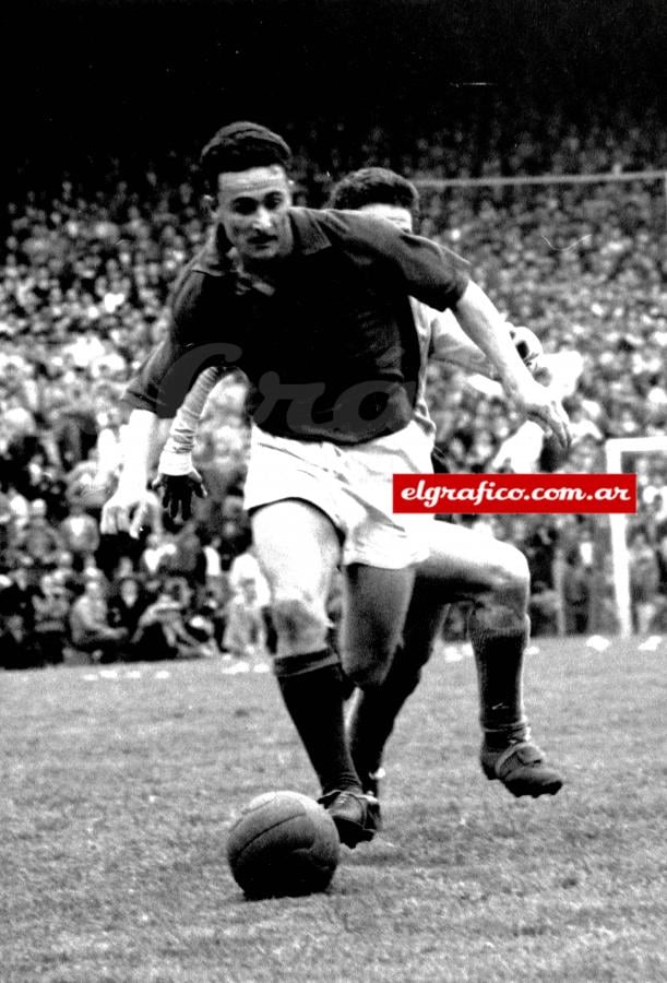 Imagen Toda la potencia de Boggio en un Racing - San Lorenzo de Octubre del ’58. Foto: Ricardo Alfieri. “Pichi” antes del Cuervo jugó en Banfield.