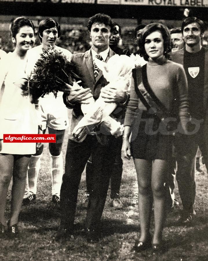 Imagen LA DESPEDIDA. Boggio tiembla en el Estadio Azteca. Apenas sostenía los ramos que le entregaron las madrinas. Atrás: Titino Martinez y Perico Gonzalez