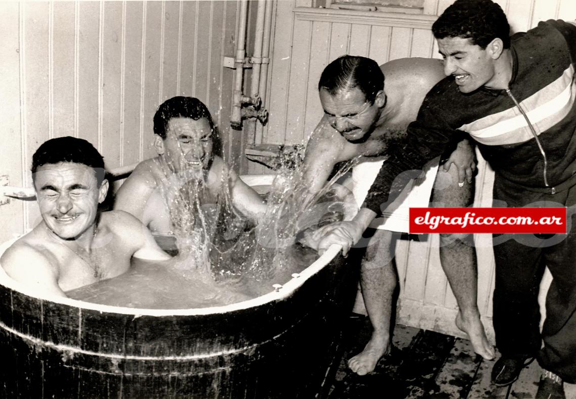 1958. En Suecia divirtiéndose con Boggio antes de empezar el Mundial.