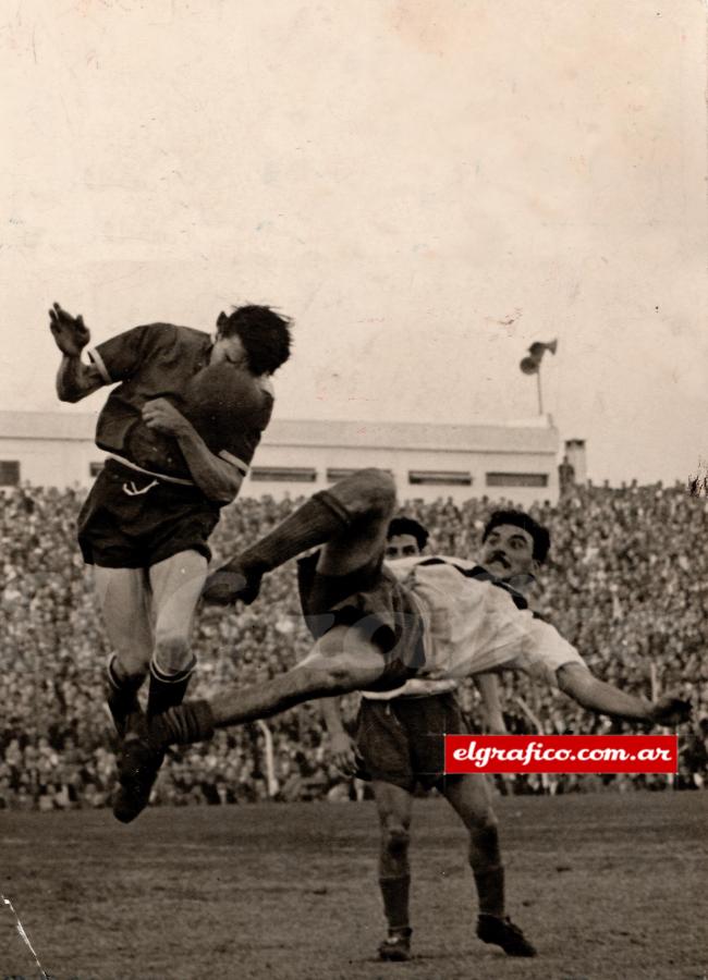 1948. Intento de chilena de Pipo frente a Romay. Con River ganó 5 títulos (1945, 47, 55, 56 y 57)