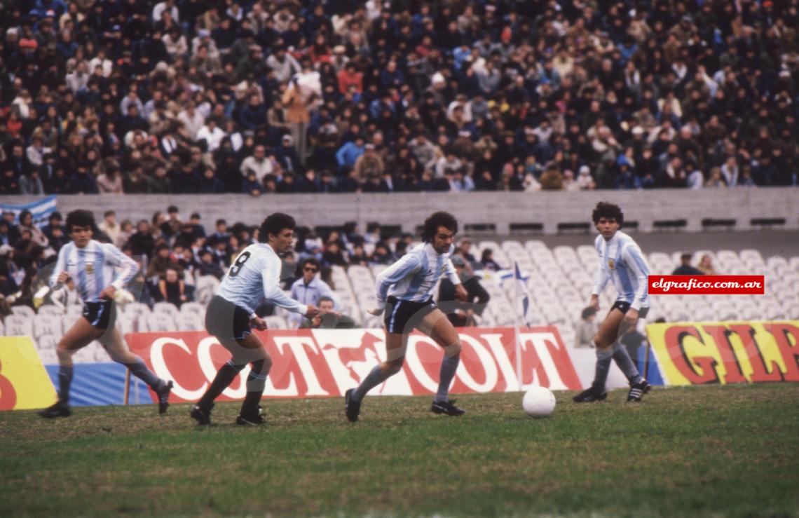 Imagen 18-7-1984. Sabella y Russo en la selección de Bilardo en un amistoso frente a Uruguay en el Centenario. Argentina cayó 1 a 0 y no conformó a nadie..