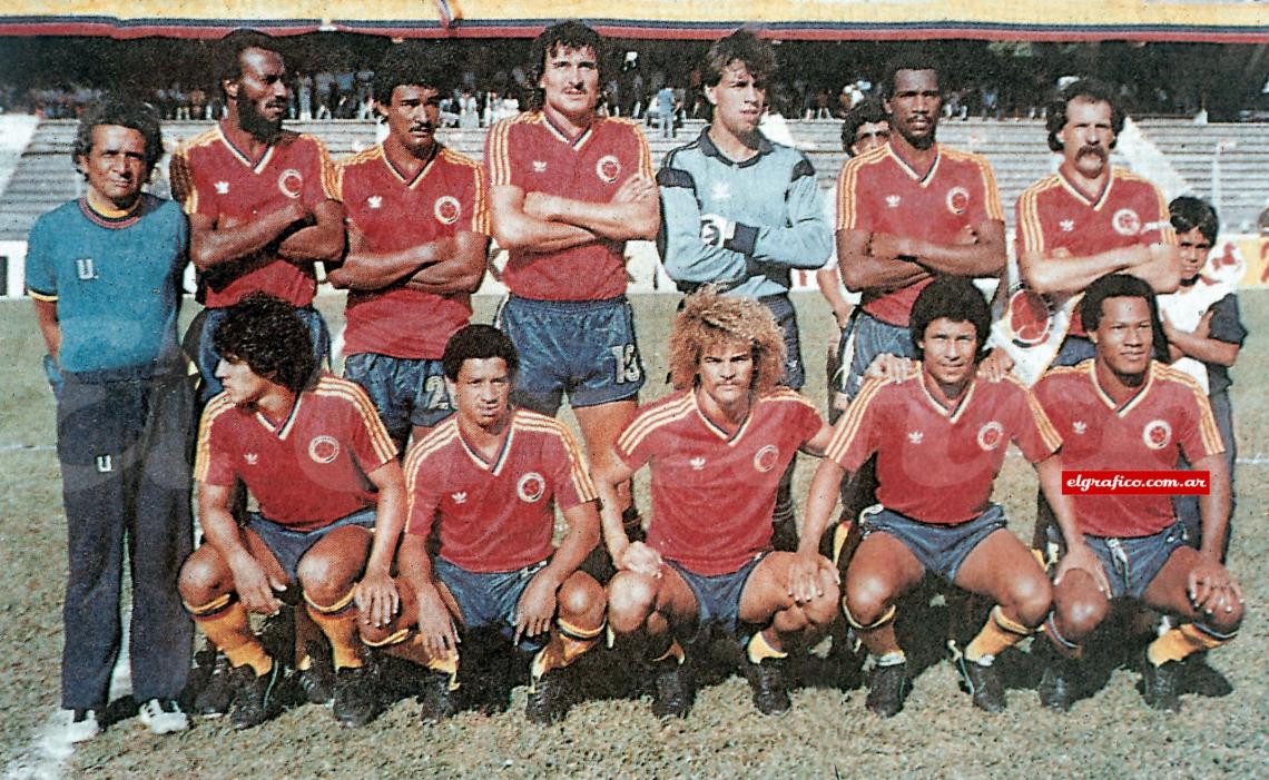 Imagen Atajó tres partidos para la Selección de Colombia en 1985, tenía 17 años. Abajo, el Pibe Valderrama.
