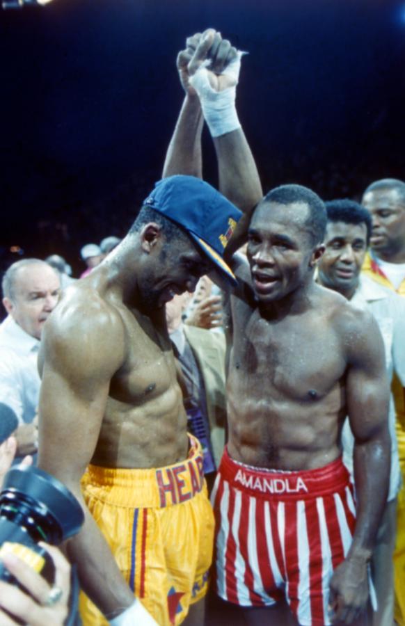 Leonard y Hearns han empatado. Cada uno retiene su título supermedIano. Atrás quedaron 12 rounds llenos de emoción y coraje.