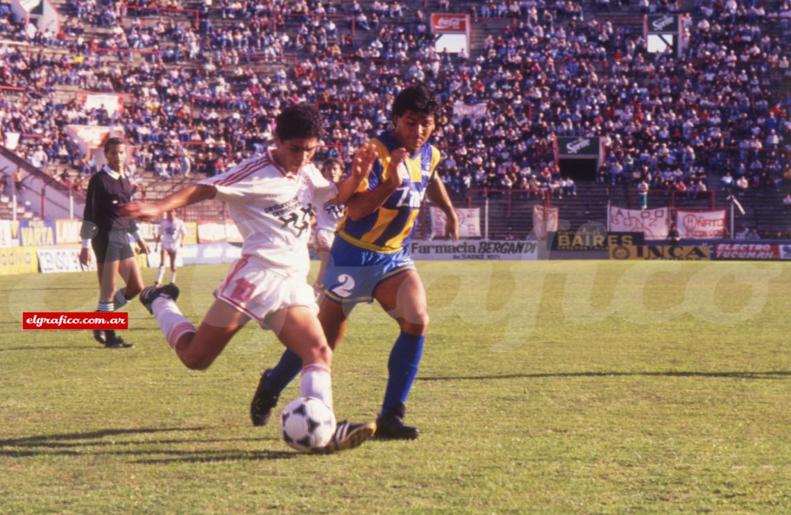 Imagen A los 16 debutó en la Primera de Huracán de la mano de otro 10 extraordinario de la historia del Globo: Carlos Babington. Fue subcampeón en 1994.