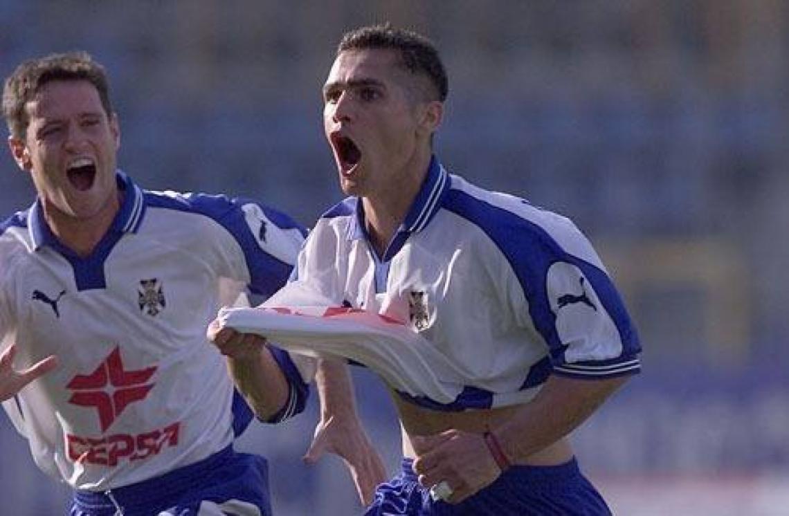 Imagen En el 99 viajo a España a jugar en el Tenerife donde será eternamente recordado por conquistar el gol (golazo) del ascenso a Primera 2001.