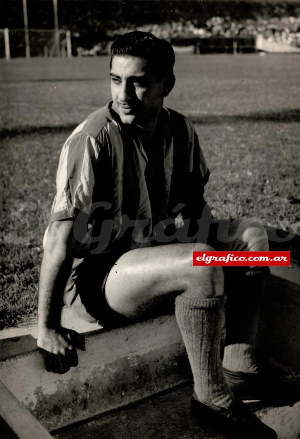 19.5.57. Retrato de Miguel Antonio Juárez por Ricardo Alfieri. Fue antes de un Racing - Central.