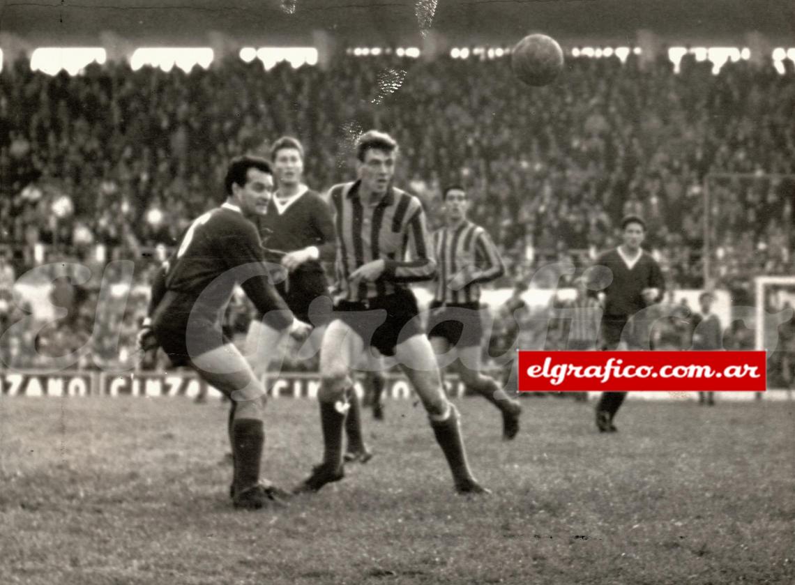 Imagen 8 de julio de 1962. Independiente - Central. Maldonado marca a Menotti, atrás Guidi. Menotti, el Gitano y el Nene Fernández formaban una recordada delantera Canalla en los años 60. Foto: Rainoldi