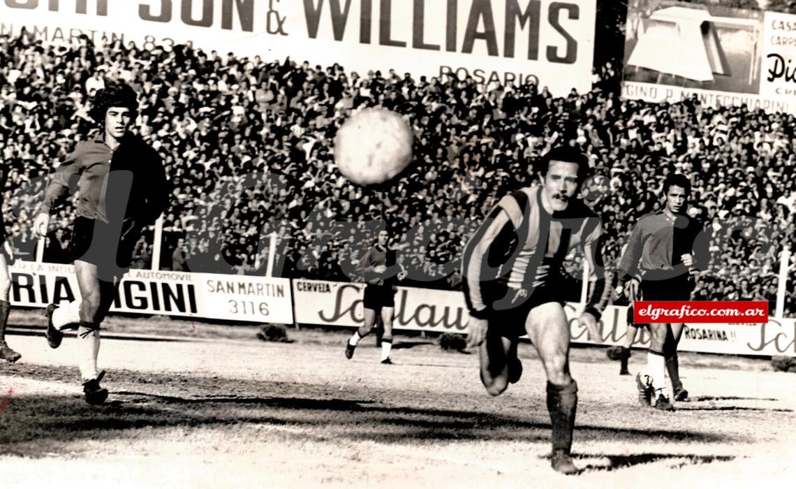 En el 70 llegó a Central proveniente de Banfield. En el 71 fue campeón en Rosario. Foto: Paganetti, de un Central vs NOB de 1972.