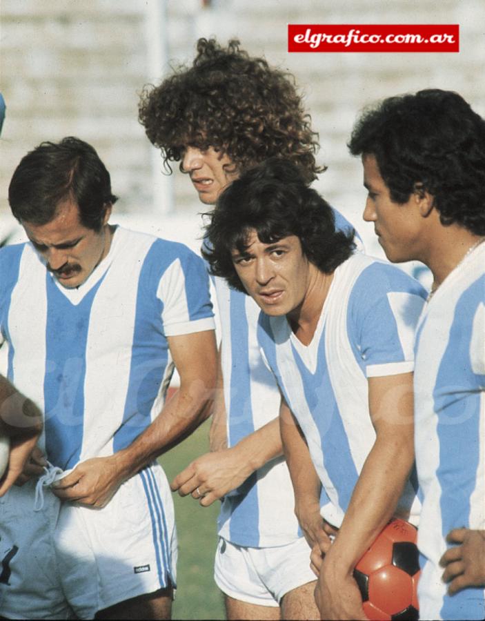 En enero de 1978 renunció a la Selección que saldría Campeón Mundial. Era el capitán. En la foto con Tarantini, Houseman y Gallego
