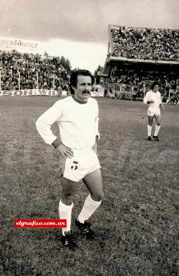 Imagen El 2 de diciembre de 1979 jugó para Huracán ante River su último partido.