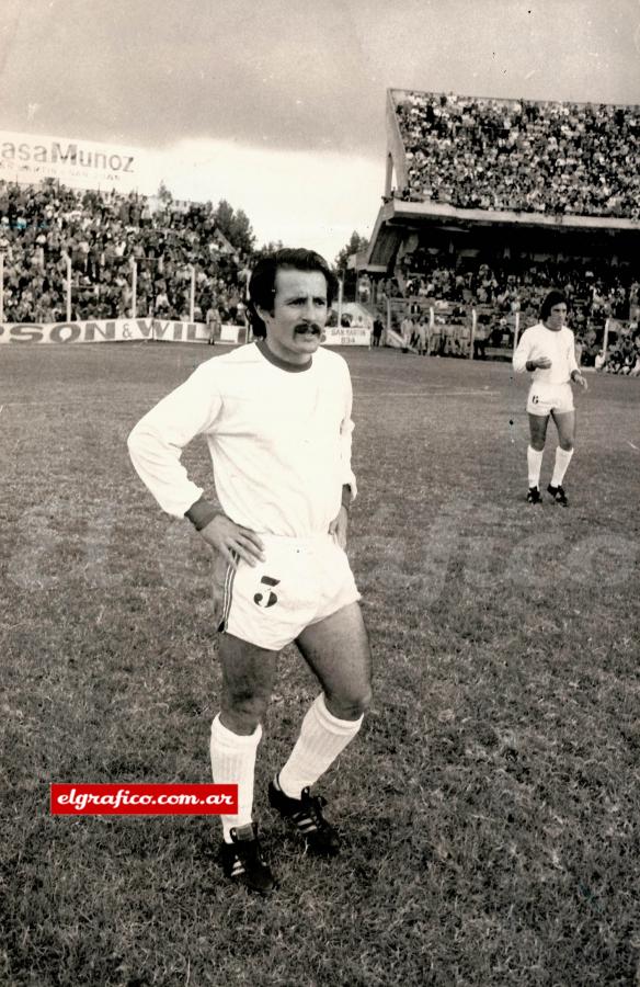 El 2 de diciembre de 1979 jugó para Huracán ante River su último partido.