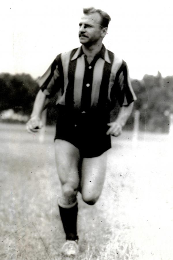 Imagen Ernesto "Patrullero" Vidal con la camiseta de Peñarol. Había nacido en Croacia pero de niño vino a vivir a Córdoba. Jugó en Rosario Central.
