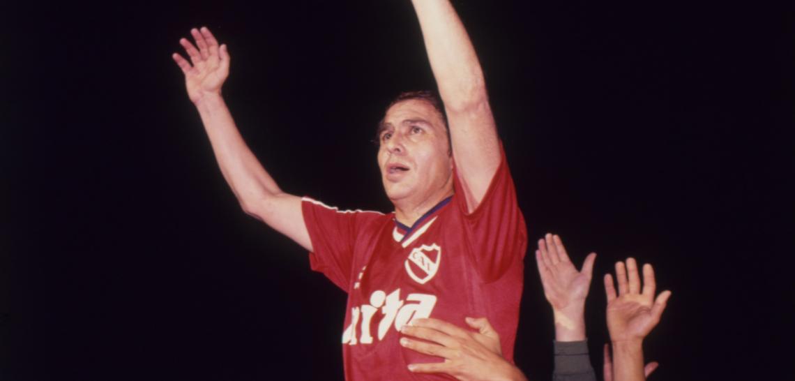 1991. En andas de la gente de Independiente el día de su despedida.