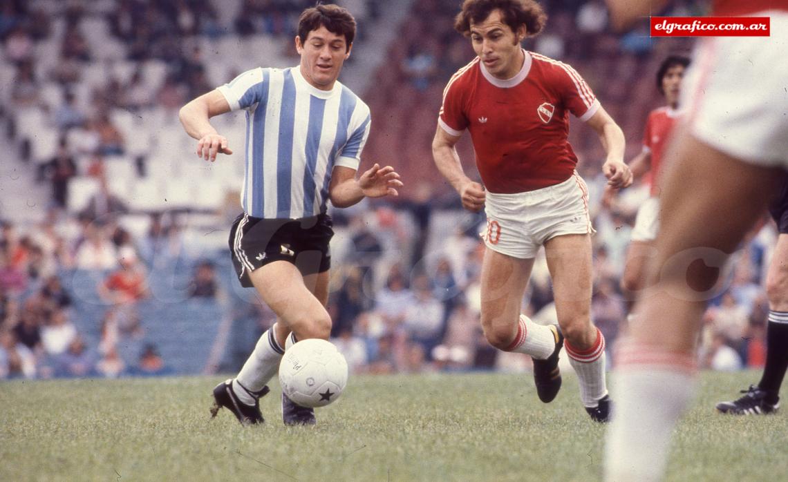 1979. Juan Barbas, Ricardo Bochini en el clásico de Avellaneda.