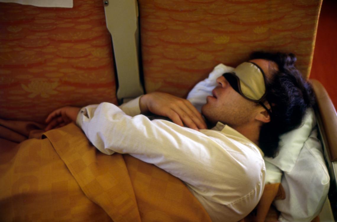 Imagen 1984. Ricardo Bochini durmiendo en el avión rumbo a Tokio de en busca de la Copa Intercontinental 1984 con Independiente.