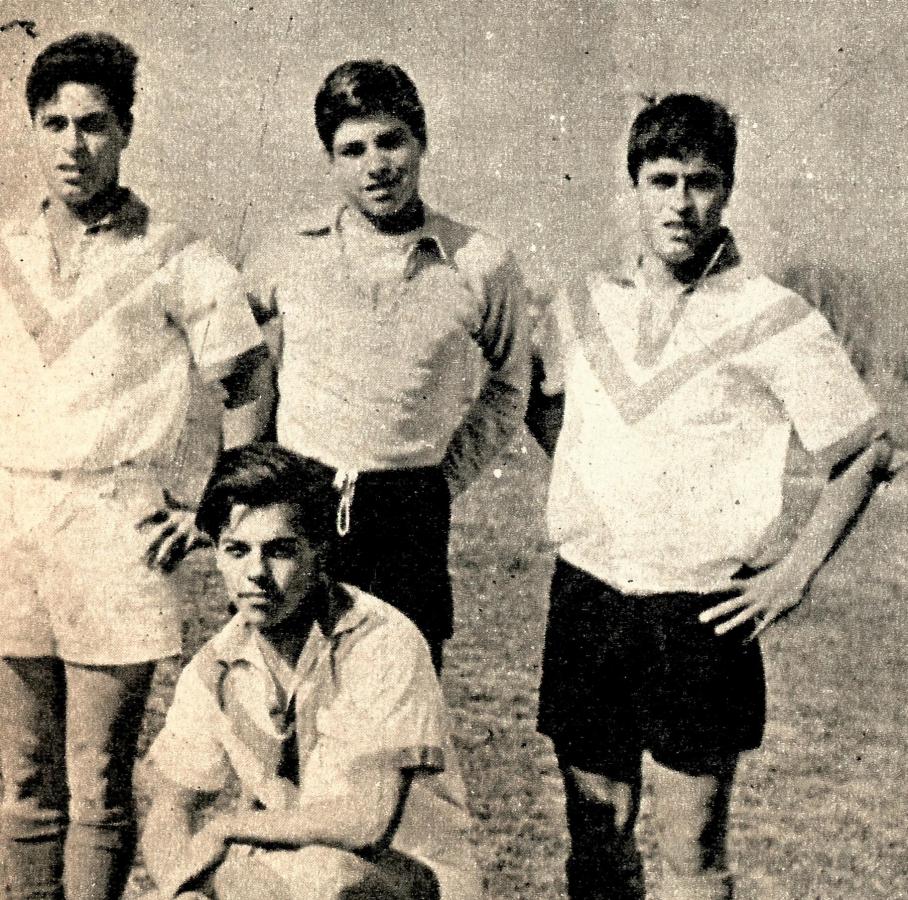 Imagen Los comienzos del fútbol en el equipo de Salto. Flanqueado por los mellizos Ávila. Ya apareció el arquero...