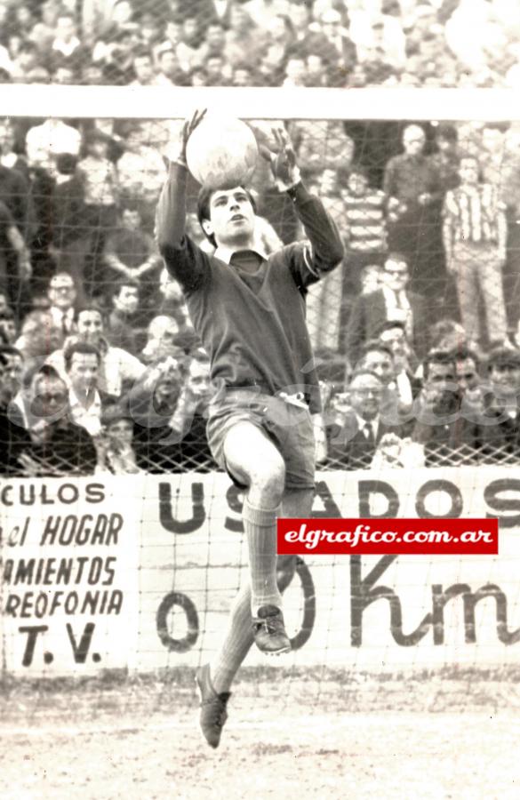 Imagen Llegó a San Lorenzo en 1966 y tras tener muy buenas actuaciones, se convirtió como el guardameta de “Los Matadores”, aquel mítico equipo que se consagró campeón invicto por primera vez.