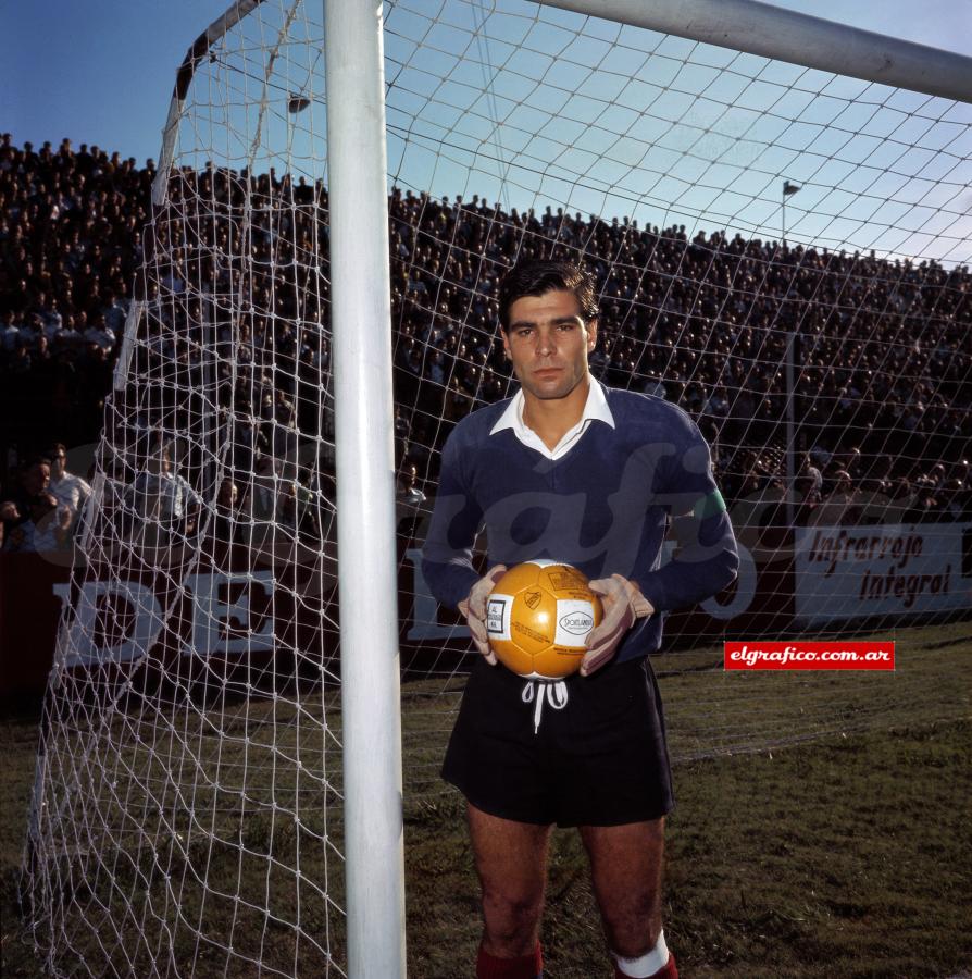 Imagen Dejó el club en 1970 para hacer carrera en Brasil: jugó en América de Río de Janeiro y Esporte Clube de Bahía, antes de convertirse en el primer extranjero que vistió la camiseta del Corinthians. Pelé nunca pudo batirlo en 15 partidos.