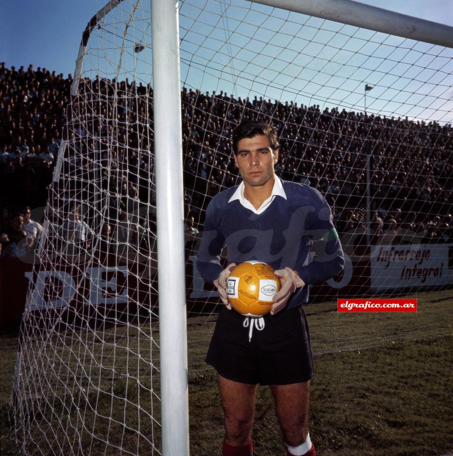 Dejó el club en 1970 para hacer carrera en Brasil: jugó en América de Río de Janeiro y Esporte Clube de Bahía, antes de convertirse en el primer extranjero que vistió la camiseta del Corinthians. Pelé nunca pudo batirlo en 15 partidos.