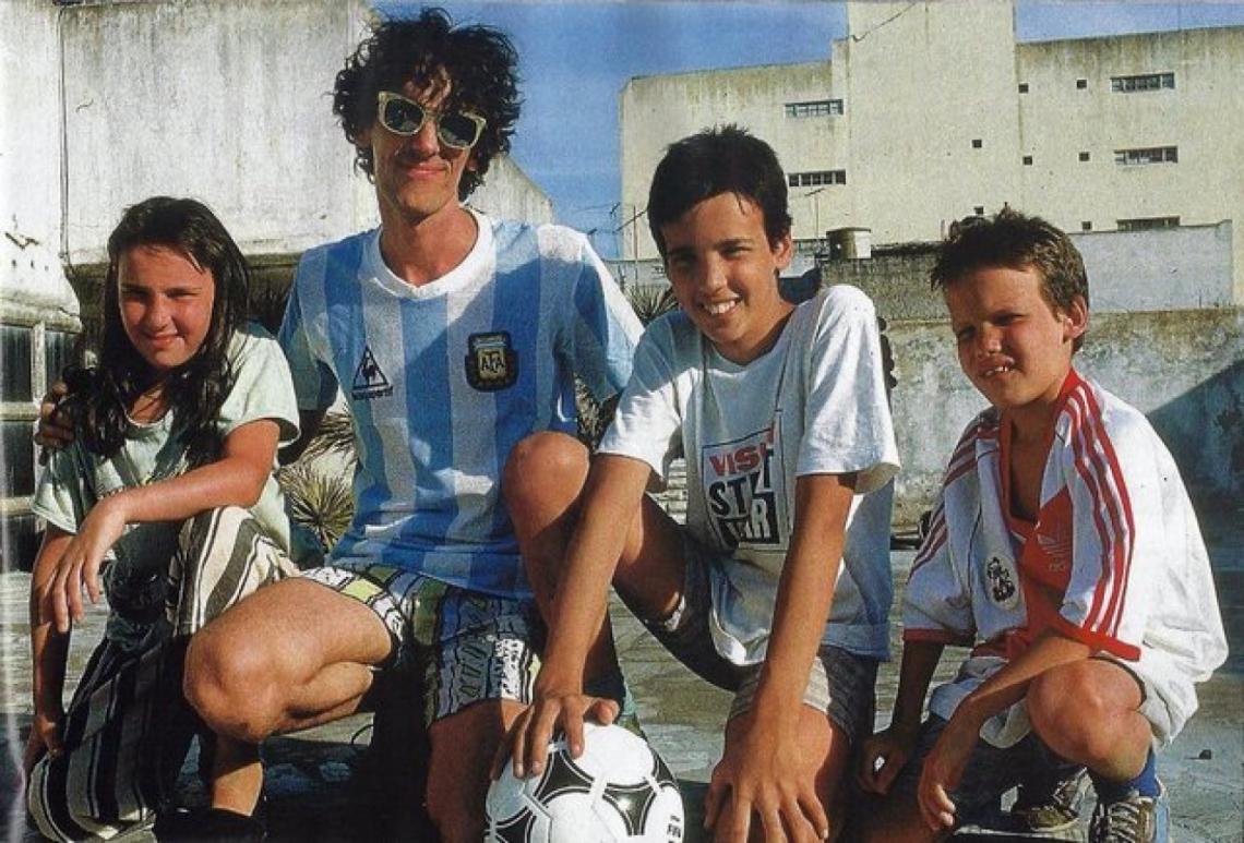 Con sus hijos, legandole la pasión futbolera.