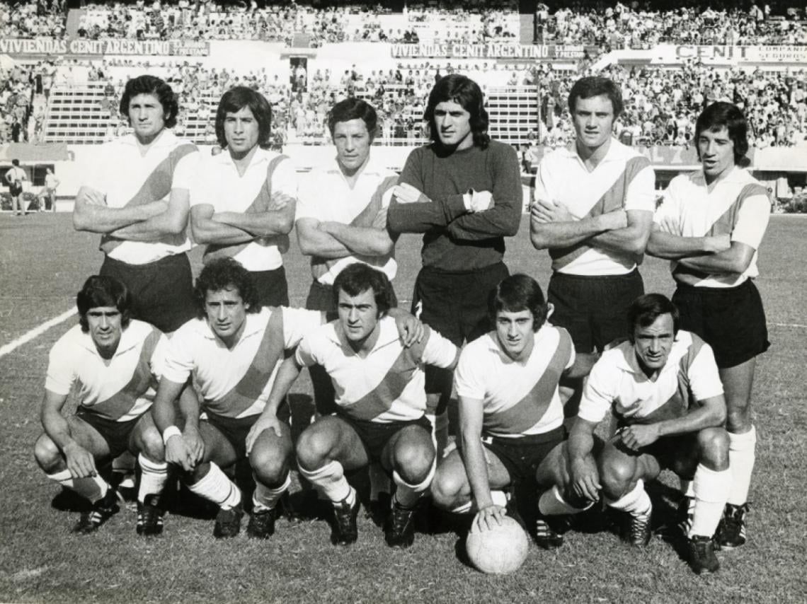 Imagen 1975. Campeón Metropolitano. Arriba: Artico, Comelles, Raimondo, Fillol, Perfumo y Héctor López. Abajo: González, J.J.López, Morete, Alonso y Mas.