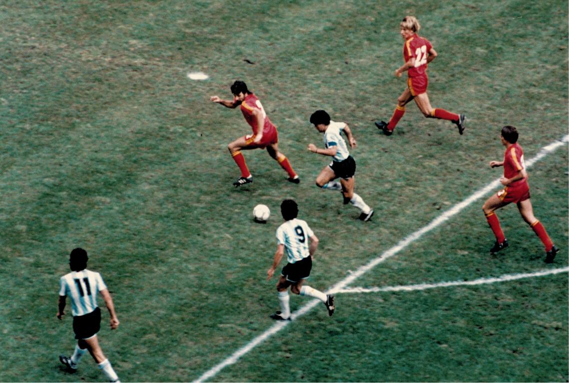 Imagen Argentina al ataque contra Bélgica en el campeonato Mundial de 1986. La va llevando Diego Armando Maradona, apoyado a su izquierda por José Luis Cuciuffo y Jorge Valdano. 