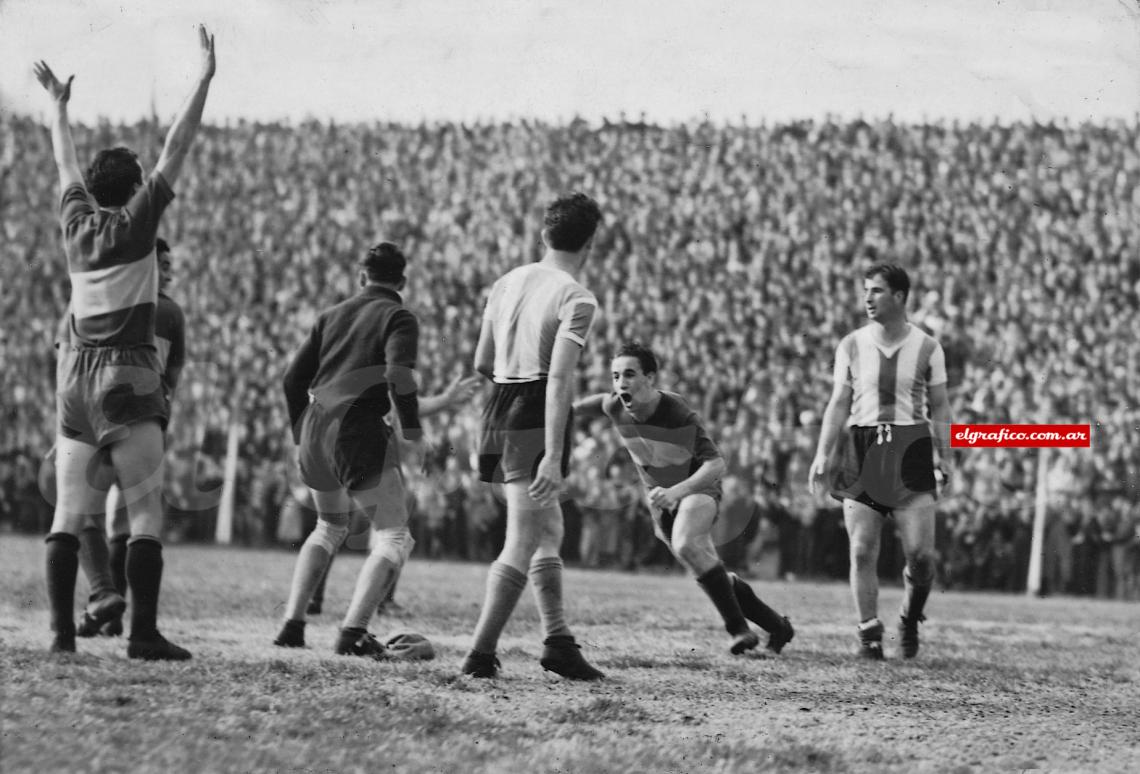 Imagen 1947. Boca 1 - Racing 1. El partido se jugó el 31 de agosto. FOTO: Porzinetti.