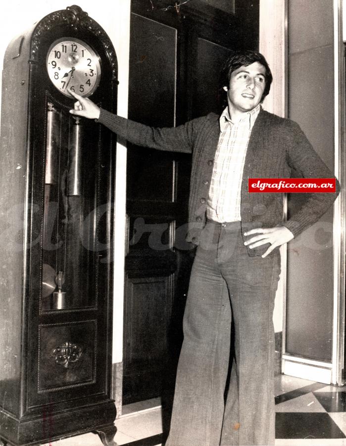 Señalando el siete en el reloj de nuestra redacción el día de su hazaña.