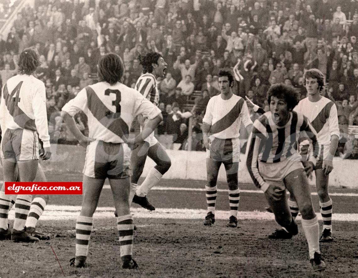 1972. Marcándole un gol a River.