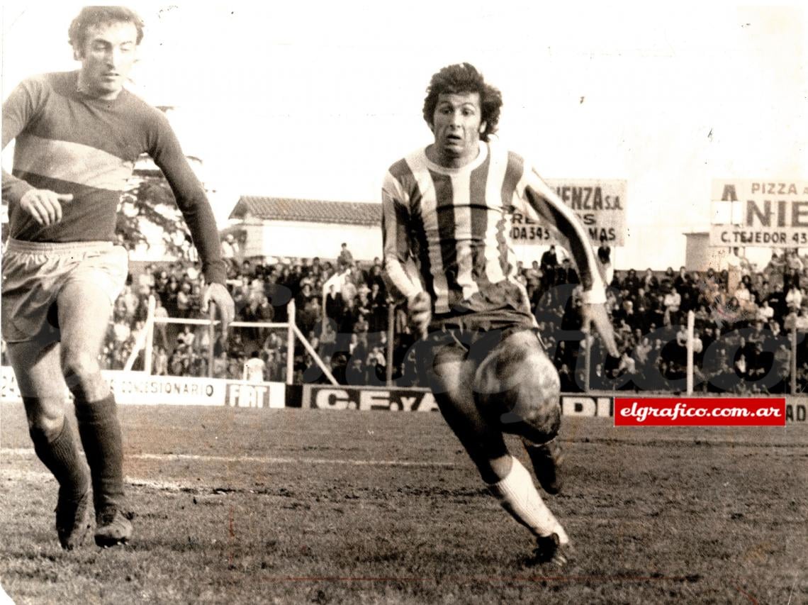 Luchando por el balón con Rogel. Años después Taverna jugaría en Boca