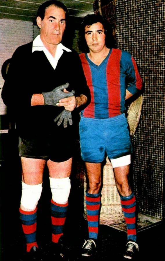 Con Antoni Ramallets, legendario arquero del Barcelona, antes de un partido de veteranos.