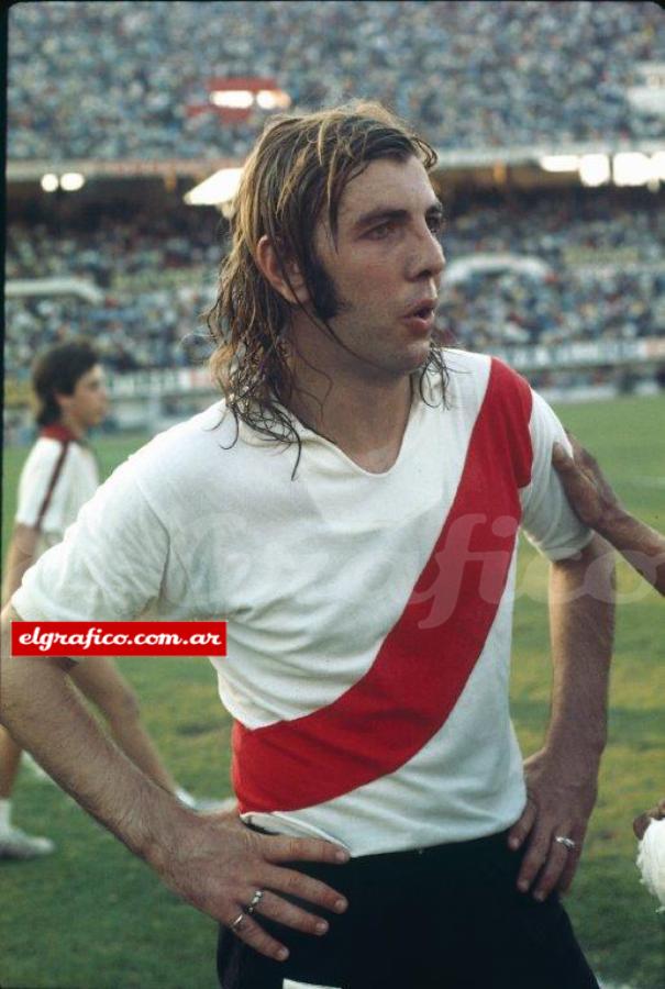 Imagen Reinaldo Carlos Merlo, baluarte de River Plate, defendió esos colores durante toda su carrera profesional. Desde 1969 hasta 1984. 