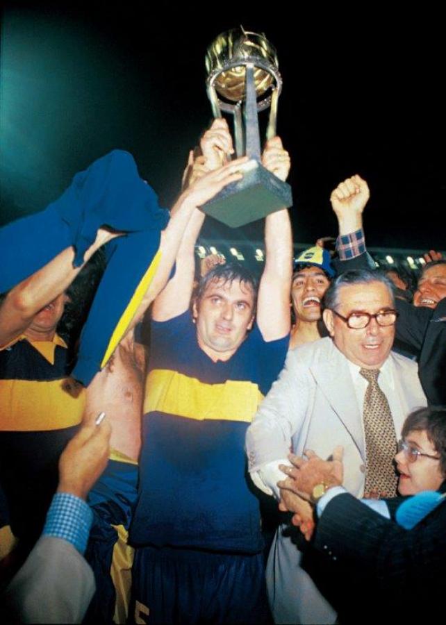 Imagen Suñé levantando una de las dos Copas Libertadores que ganó en Boca durante su segundo período en la institución.
